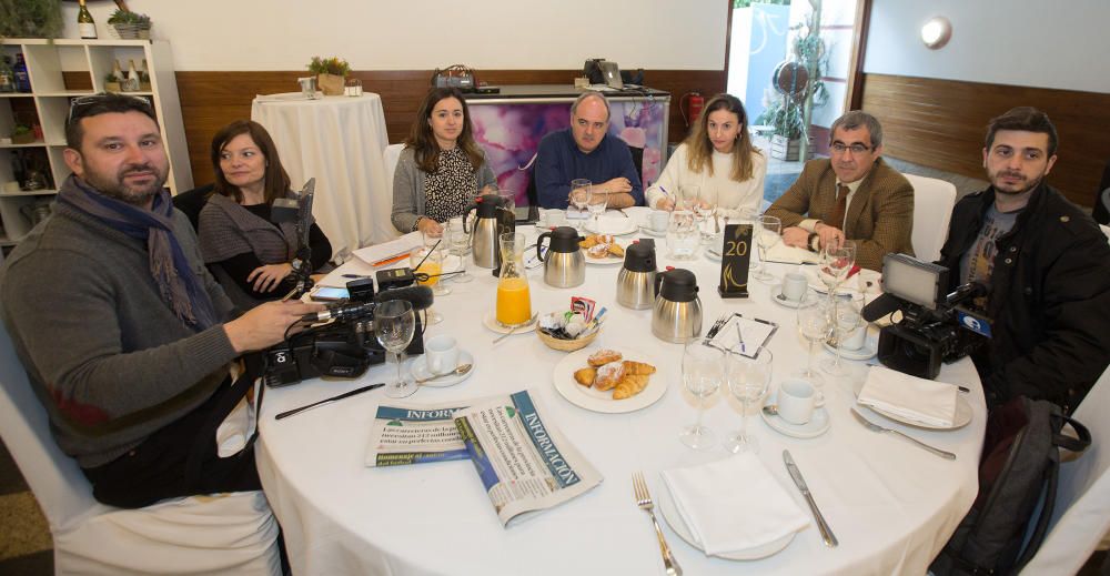 Ismael Varó y Beatriz Ponce, cámara y periodista del canal autonómico À Punt; los periodistas de INFORMACIÓN María José Valero, José Antonio Martínez y Sol Giménez; el gerente de INFORMACIÓN, Jesús Javier Prado; y Alejandro Fernández, de INFORMACIÓNTV.