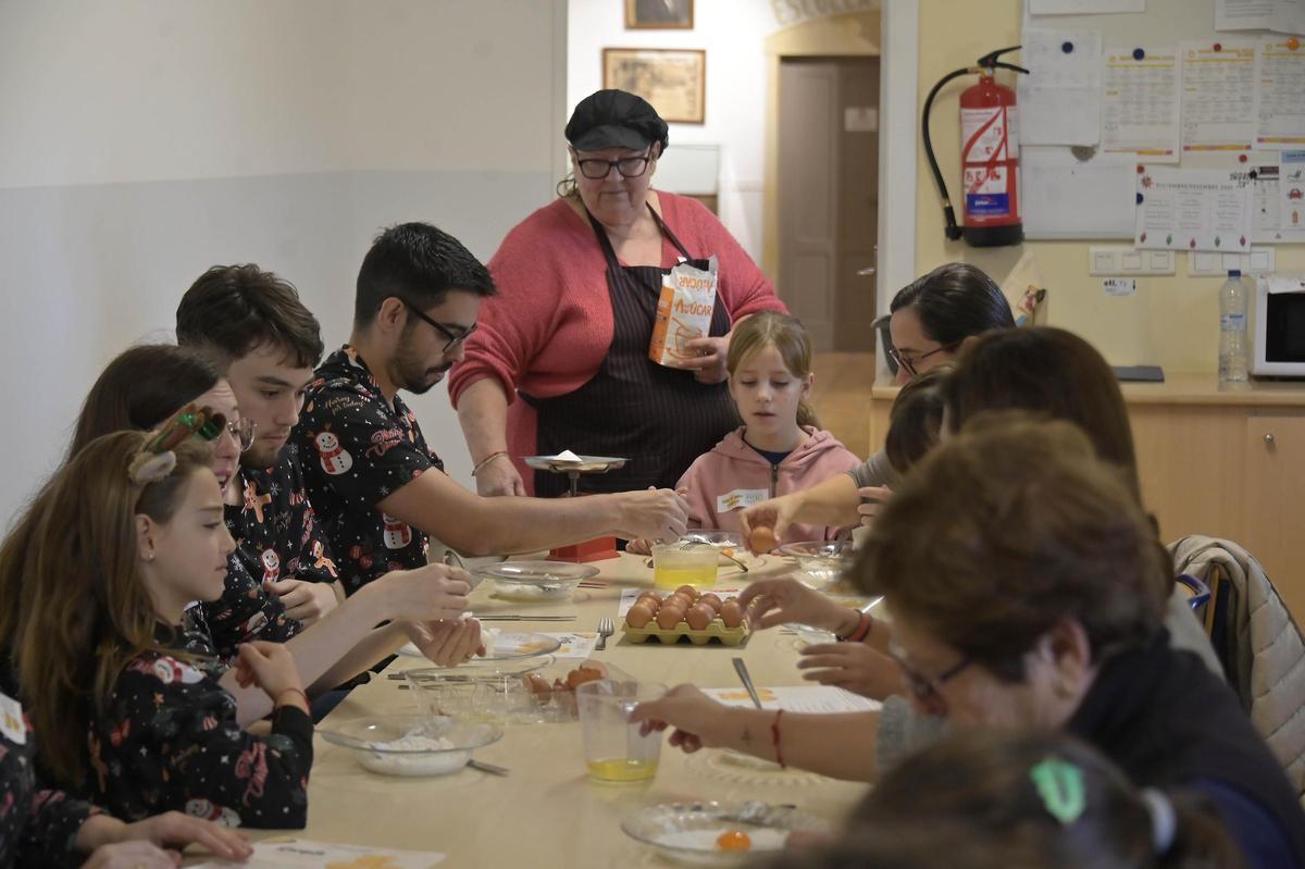 Taller de dulces navideños en el Museo Escolar de Puçol
