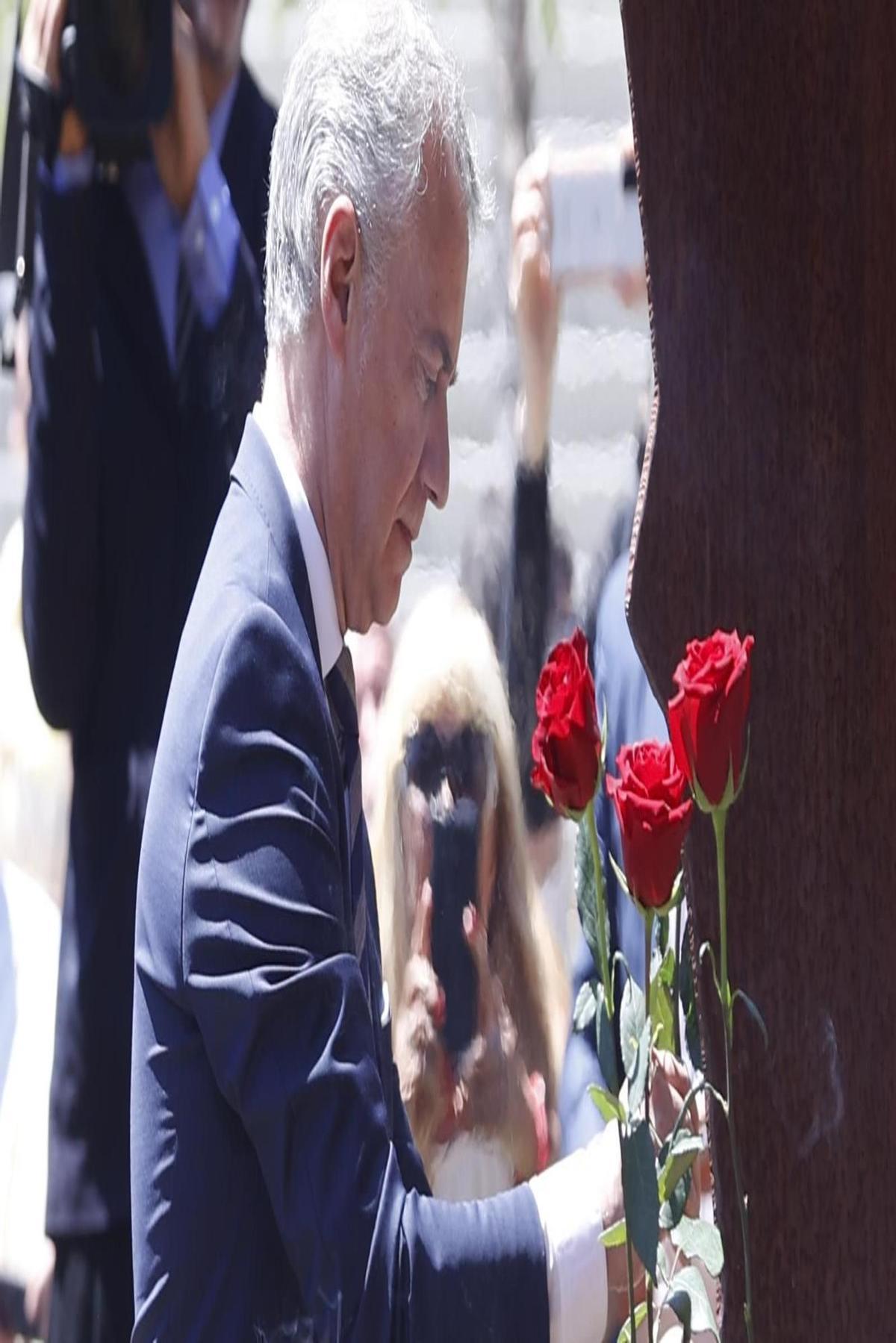 ERMUA (BIZKAIA), 10/07/2022.-El lehendakari Iñigo Urkullu, durante la ofrenda floral este domingo en la localidad vizcaína de Ermua, en la conmemoración del 25 aniversario del secuestro y asesinato del concejal del PP Miguel Ángel Blanco por ETA, con un homenaje de Estado que estará presidido por el rey.- EFE/Javier Etxezarreta