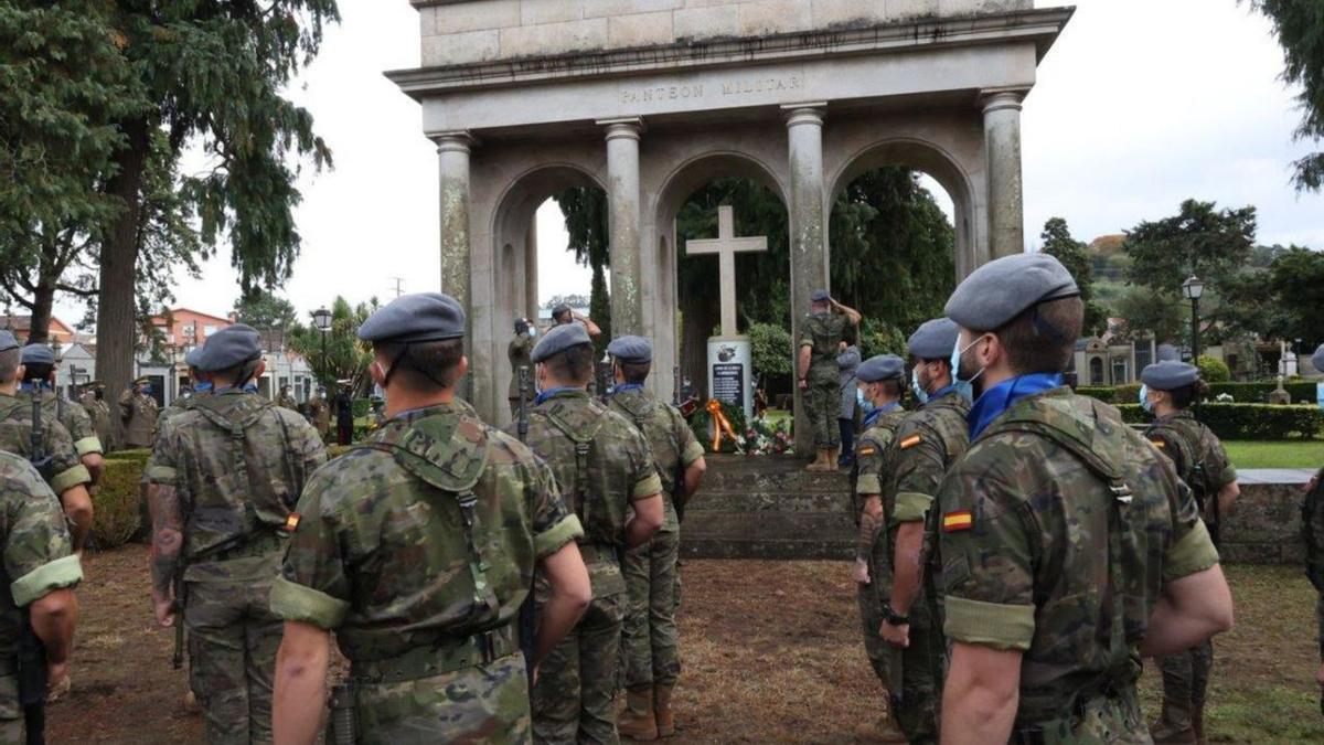 Homenaje a los militares fallecidos en el cementerio de San Mauro.   | // FDV 