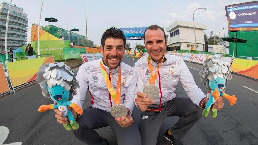 Joan Font (esquerra) i Ignasi Ávila, amb la medalla de plata dels últims Jocs Paralímpics de Rio