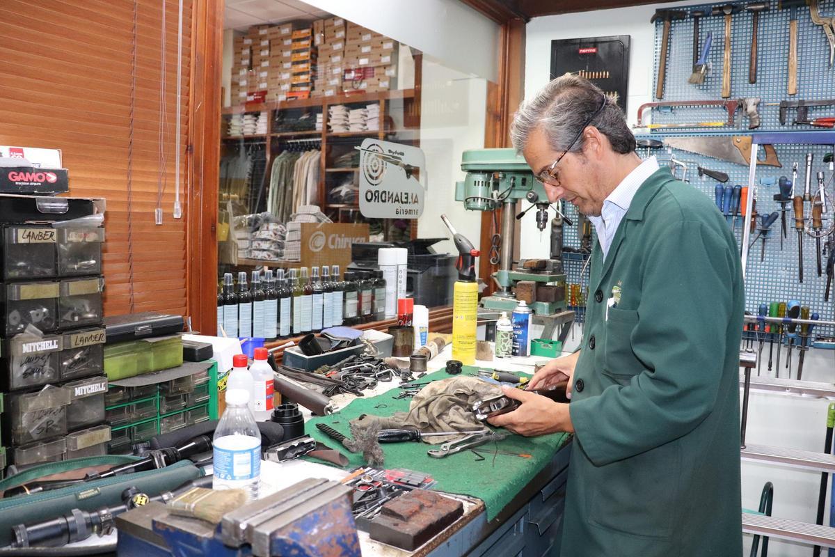 El armero Alejandro Galán en su taller de la calle Coimbra de Cáceres.