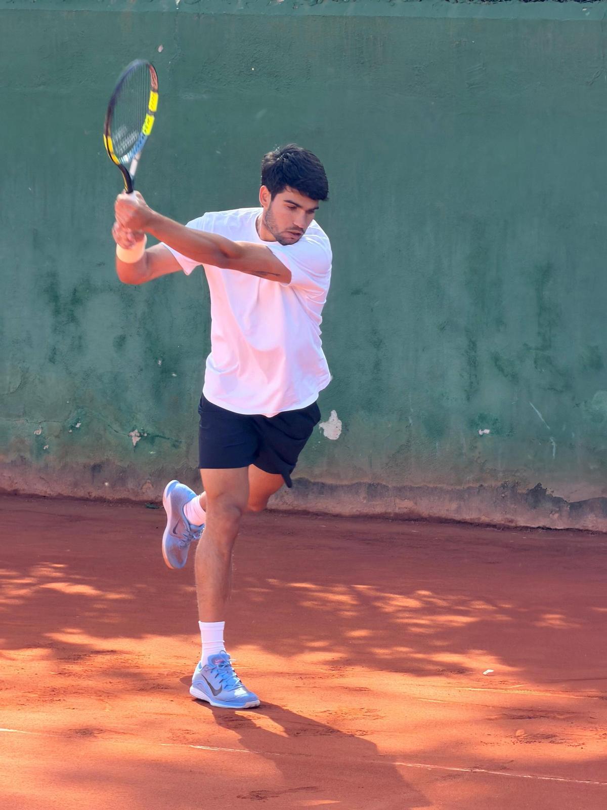 Carlos Alcaraz, durante el entrenamiento de este lunes en la Real Sociedad Club de Campo