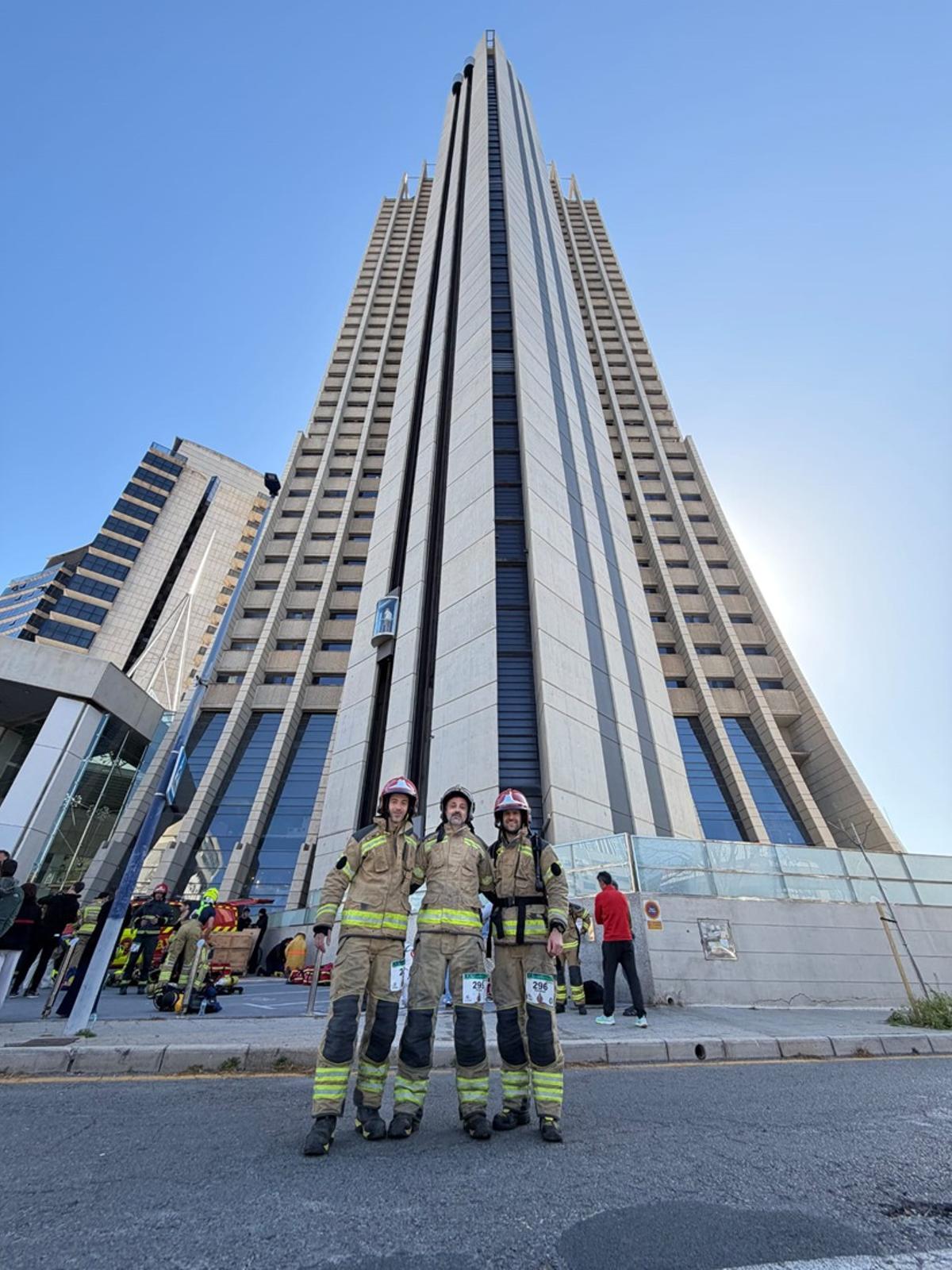Los tres efectivos posan a la entrada del Gran Hotel Bali antes de realizar la prueba.