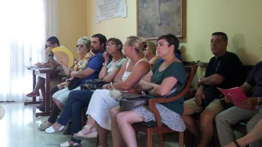 Padres y madres llevan acudiendo a los plenos desde el mes pasado para pedir las ayudas.