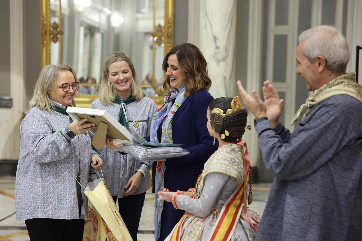 Catalá recibe a las Falleras Mayores Infantiles de Valéncia de la historia