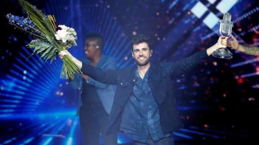 El holandés Duncan Laurence celebra su triunfo en Eurovisión.