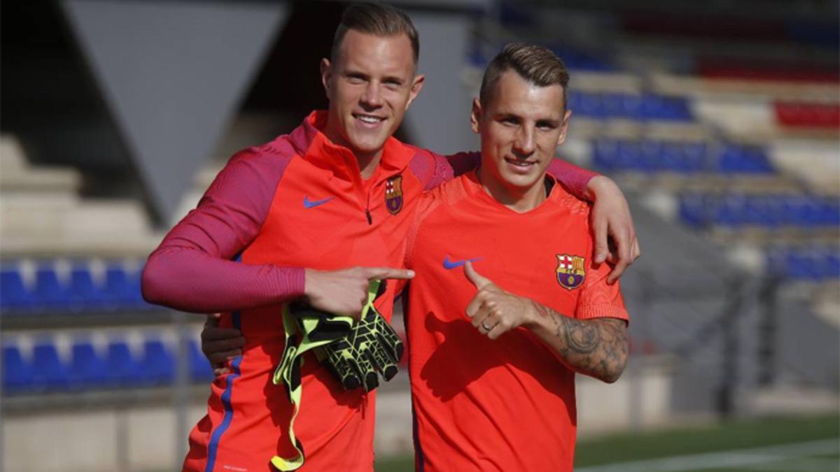 Lucas Digne, junto a Ter Stegen, en su primer día de trabajo