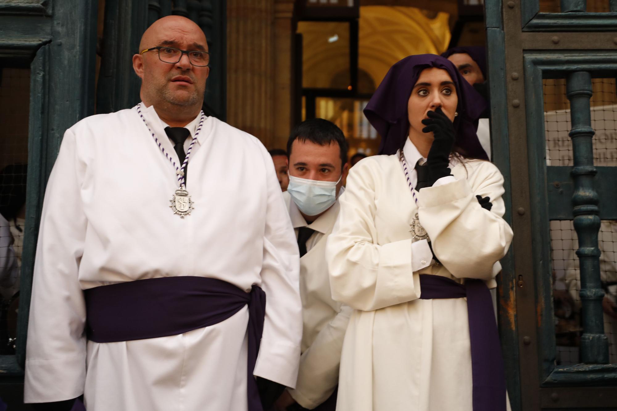 EN IMÁGENES: La lluvia da al traste con la procesión del Silencio en Oviedo, pero no ahoga el fervor cofrade