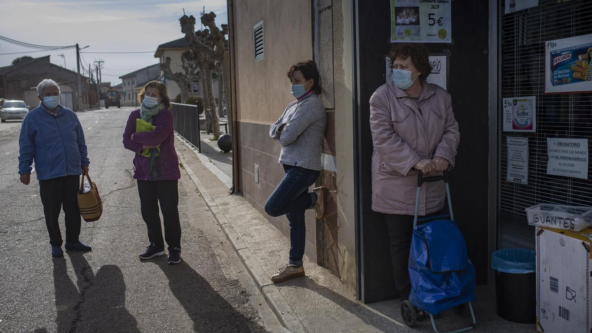 Varias mujeres esperan su turno en el exterior de la tienda de Sandra, en Burganes.