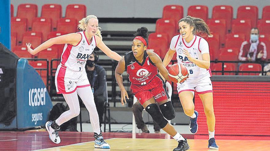 Sierra Calhoum avanza con el balón en el partido ante el Ferrol.