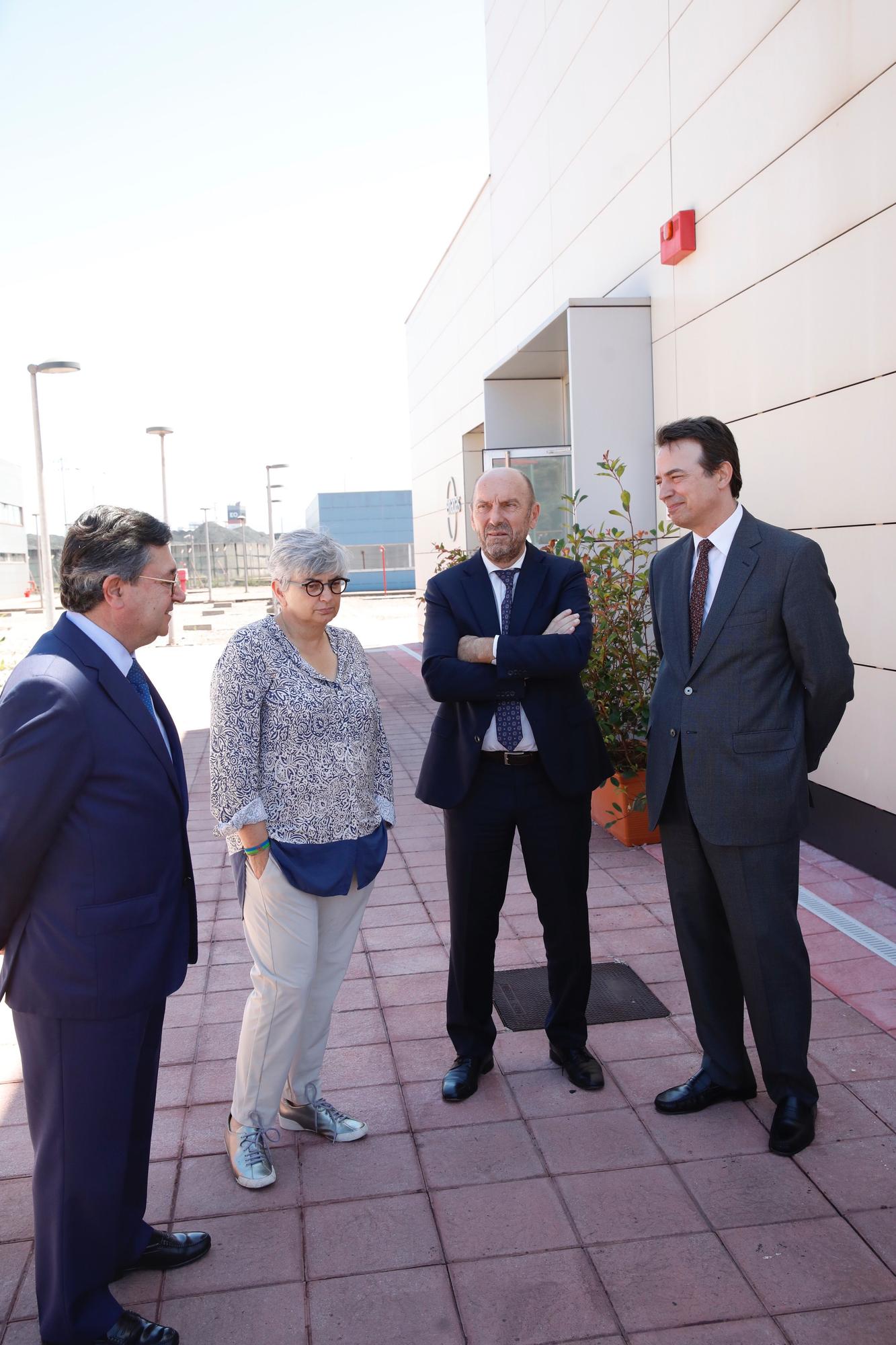 Teresa Ribera visita la planta regasificadora de El Musel