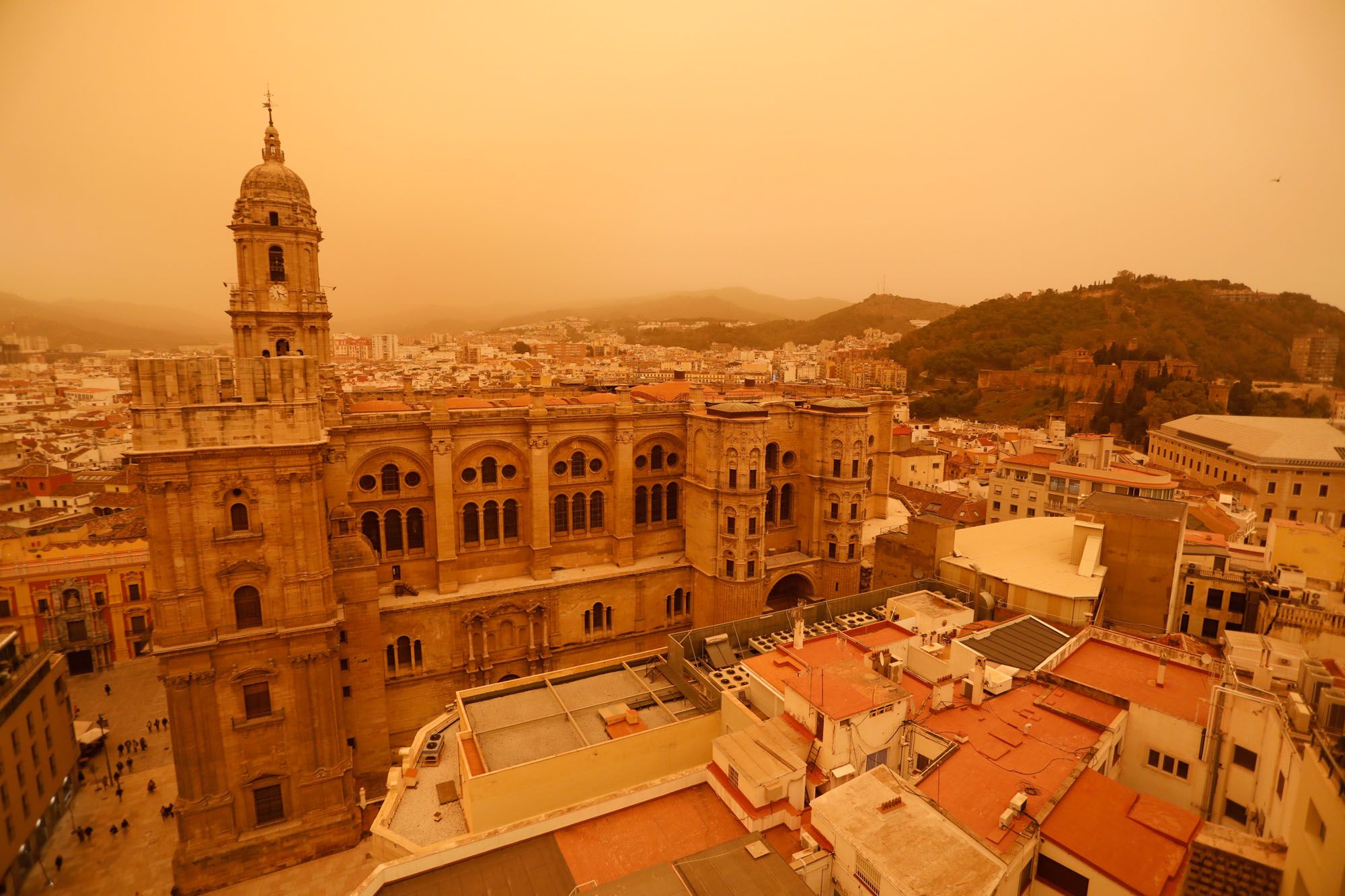 La calima vuelve a cubrir los cielos de Málaga