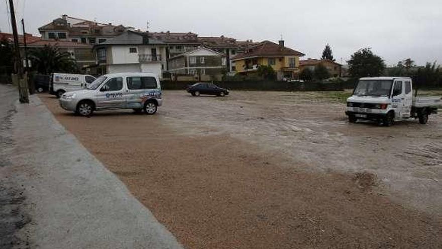 El aparcamiento municipal que albergará los chalés. // Jose Lores