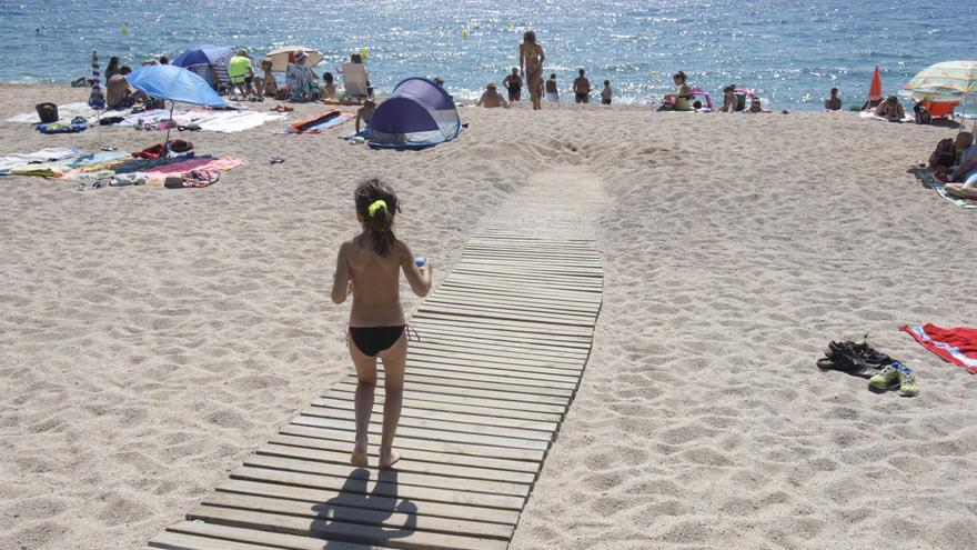 Guinguetes, para-sols i serveis: la Costa Brava té la major xifra d’usos temporals aquest estiu