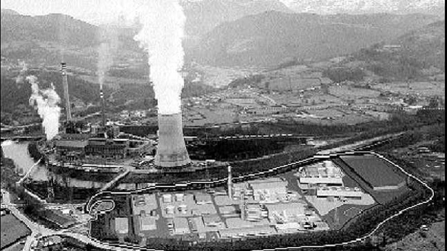 En primer término, y contorneada con trazo negro, simulación virtual de los futuros ciclos combinados de Soto de Ribera. En la recreación se ven tanto el grupo Soto 4, ahora en construcción, como Soto 5, que no tiene fecha de ejecución. Al otro lado del río Nalón, la actual torre de refrigeración y los grupos térmicos de carbón Soto 2 y Soto 3, ambos activos.