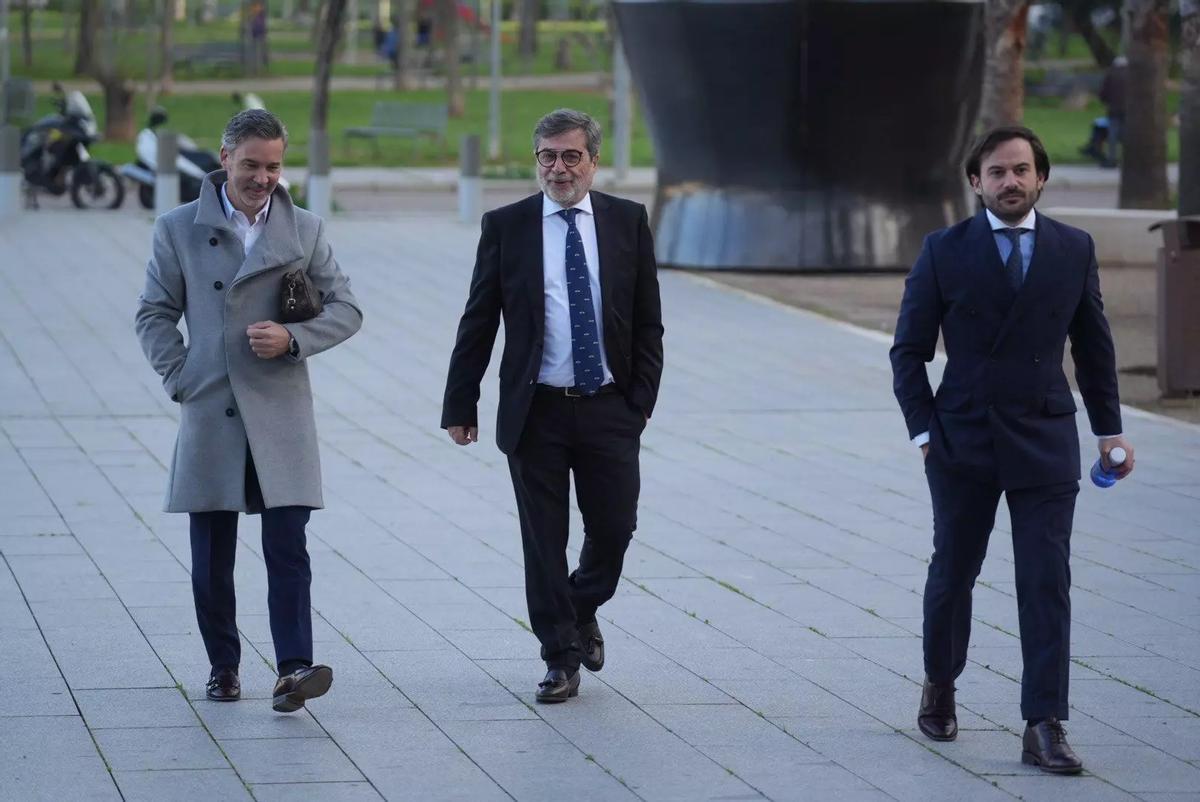 Carlos González, en el centro, entrando a la Ciudad de la Justicia.