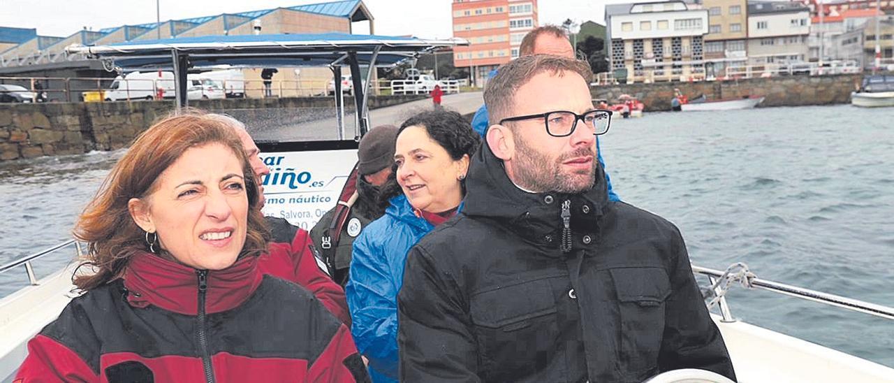 La vicepresidenta gallega, Ángeles Vázquez, con Gonzalo Trenor, rumbo a la isla de Sálvora.
