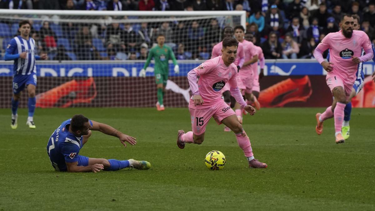 Bryan Zaragoza conduce
el balón tras burlar a Jonny Otto, 
en Mendizorrotza. 
|  LOF