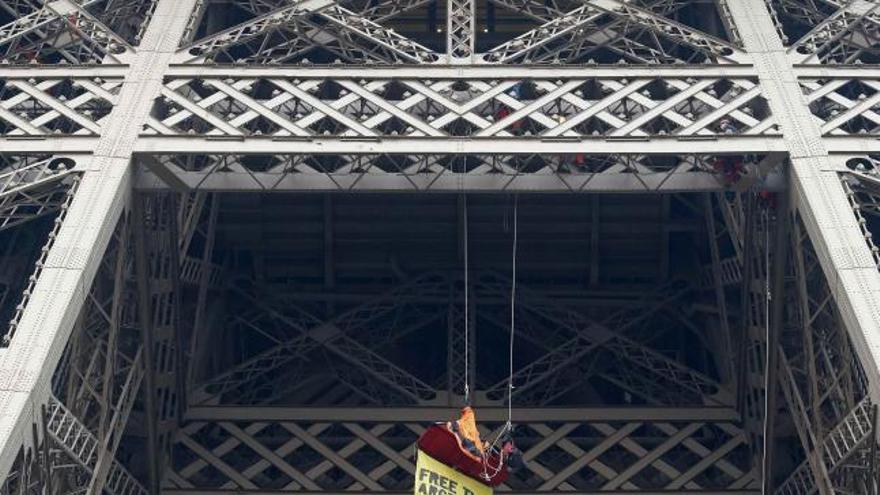 Greenpeace se cuelga de la torre Eiffel de París