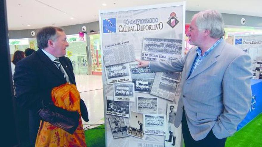 Ángel Fueyo y José María Lana, ayer, durante la inauguración de la exposición.