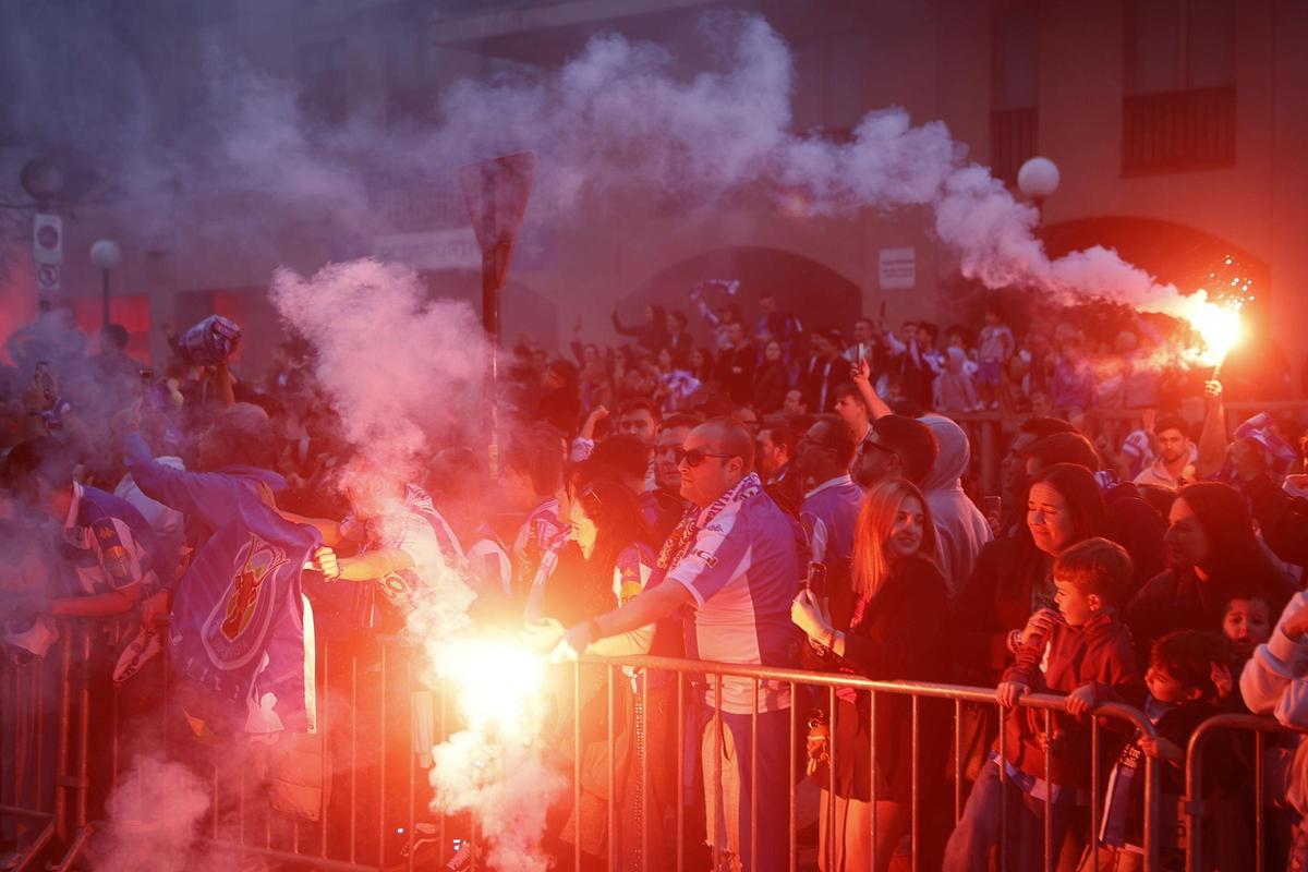Así fue el recibimiento de la afición a la llegada del Deportivo en Riazor para el partido ante el Zaragoza