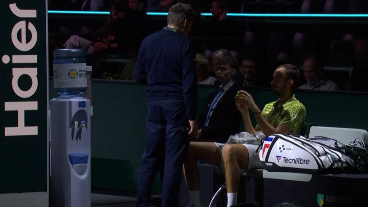 Medvedev molesto con las pelotas del torneo