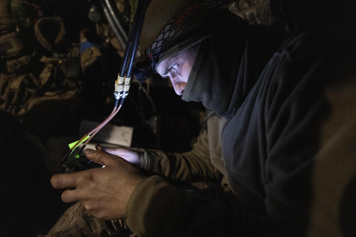 Un soldado ucraniano lanza un ataque con drone a través de un control remoto, en la región de Donetsk.