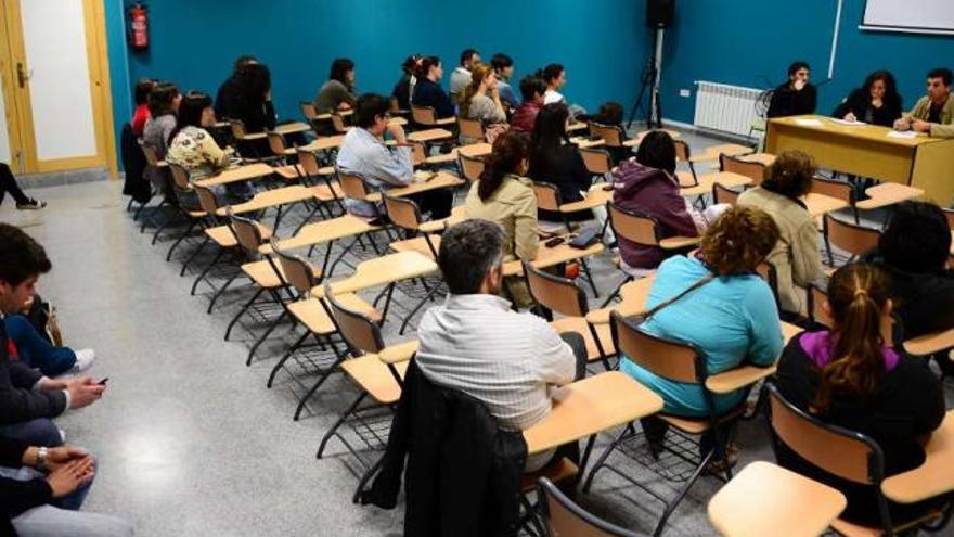 La ANPA de A Pedra se reunió ayer para decidir si cedía el servicio de comedor a la Xunta.  // G.Núñez