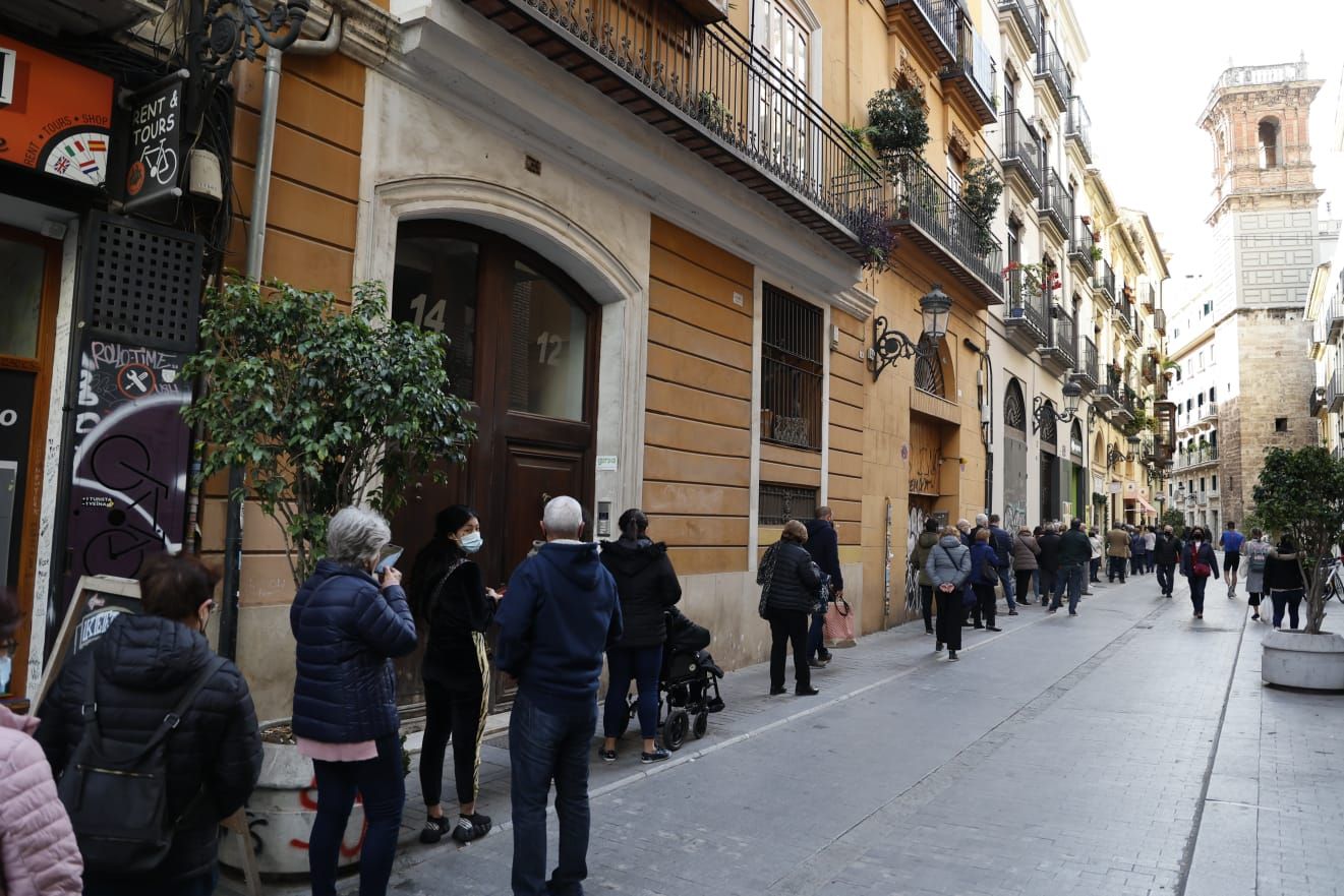 Colas para vacunarse en la plaza de Manises