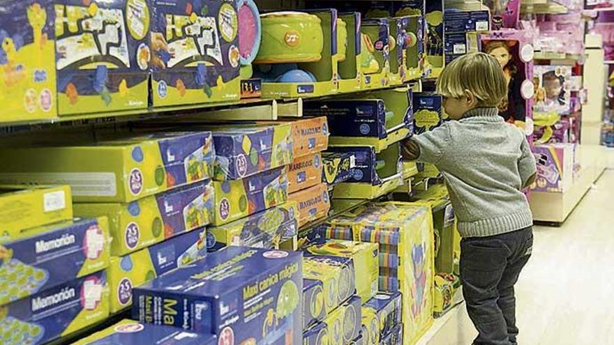 Un niño mira juguetes en una tienda.