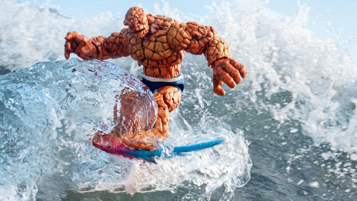 La Cosa haciendo surf.