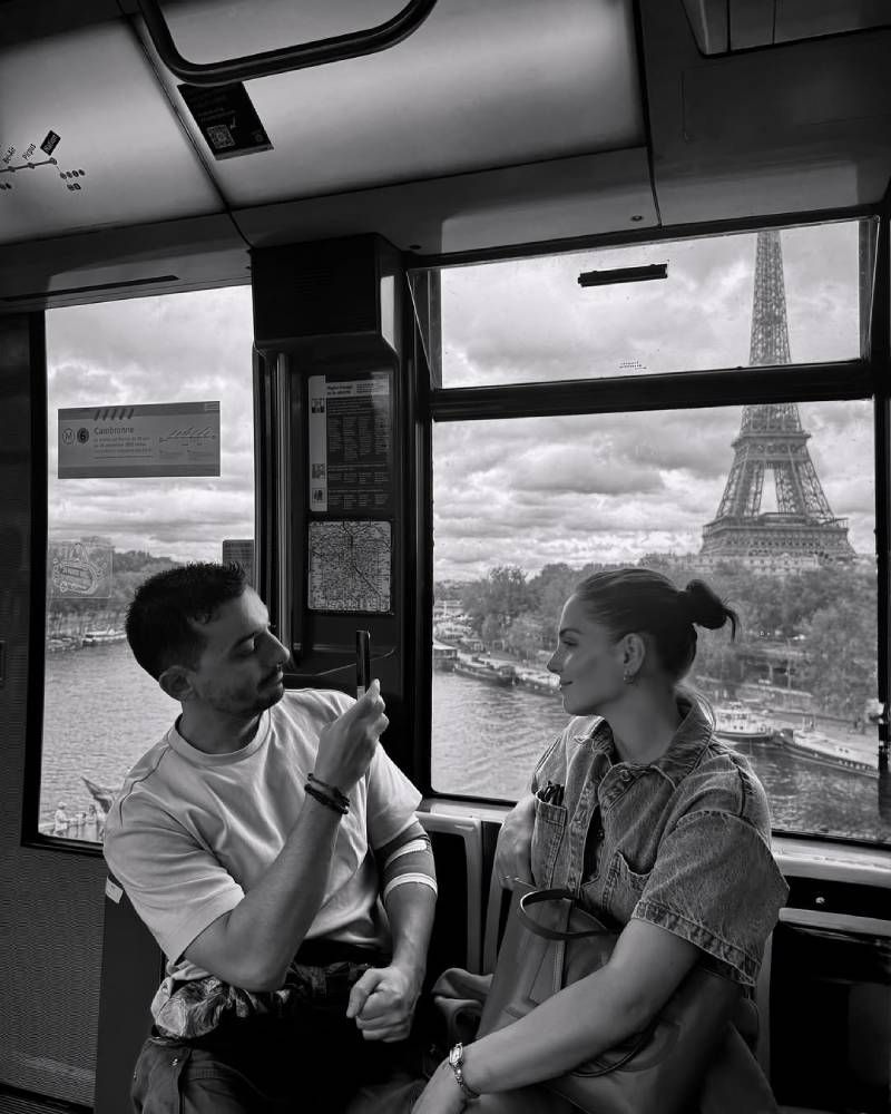 Andrea Duro y su ahora prometido durante su viaje a París este verano.