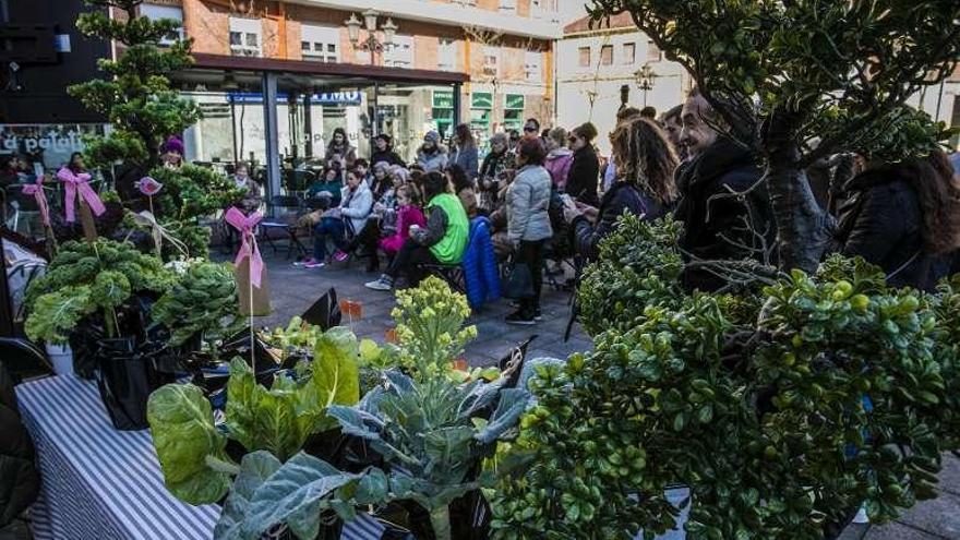 Los niños aprenden a hacer figuras con globos en uno de los talleres organizados ayer por la mañana en la plaza de Pedro Miñor.