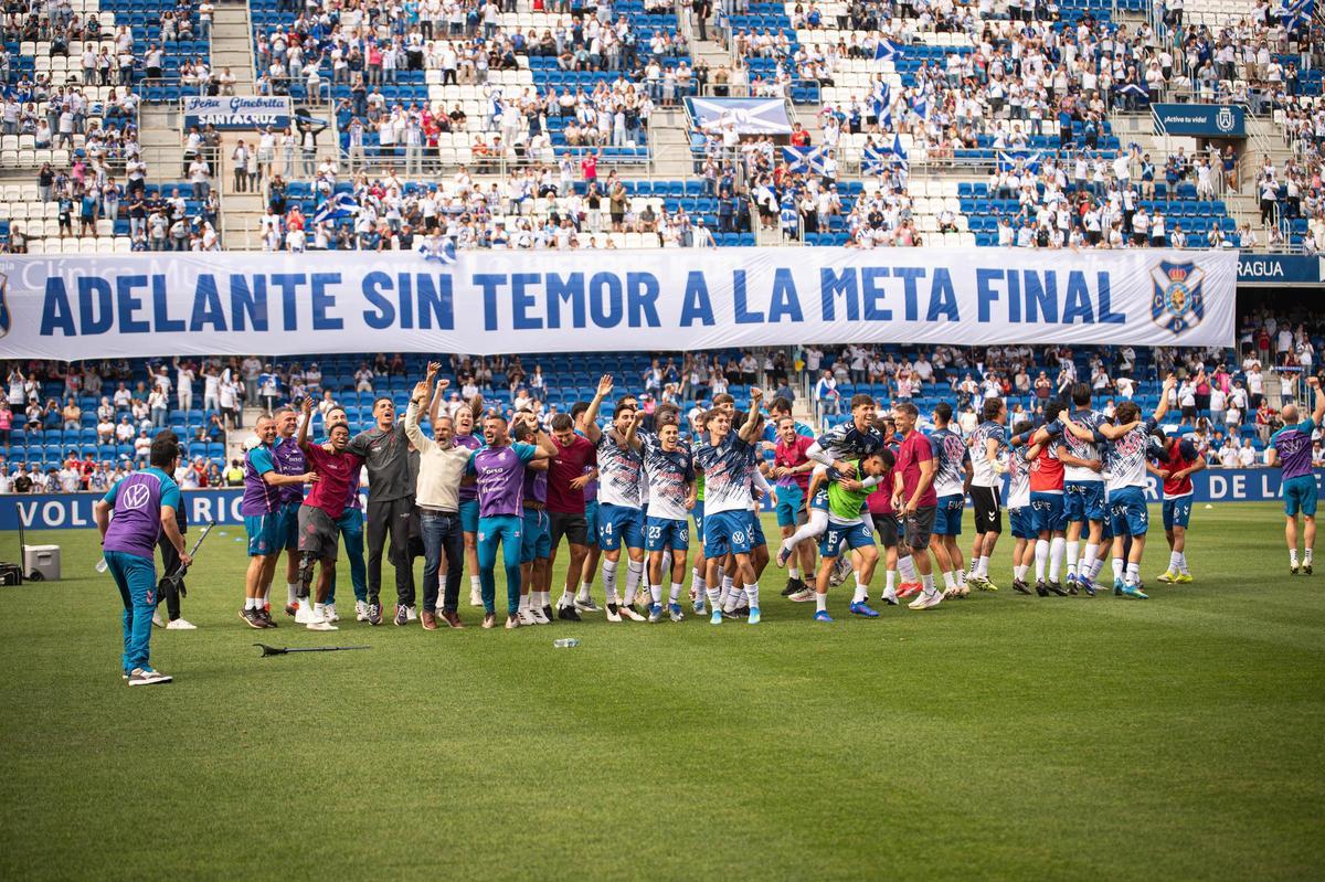 Los jugadores del CD Tenerife celebran su ascenso.
