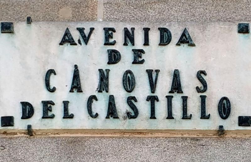 Placa de mármol en la avenida Cánovas del Castillo
