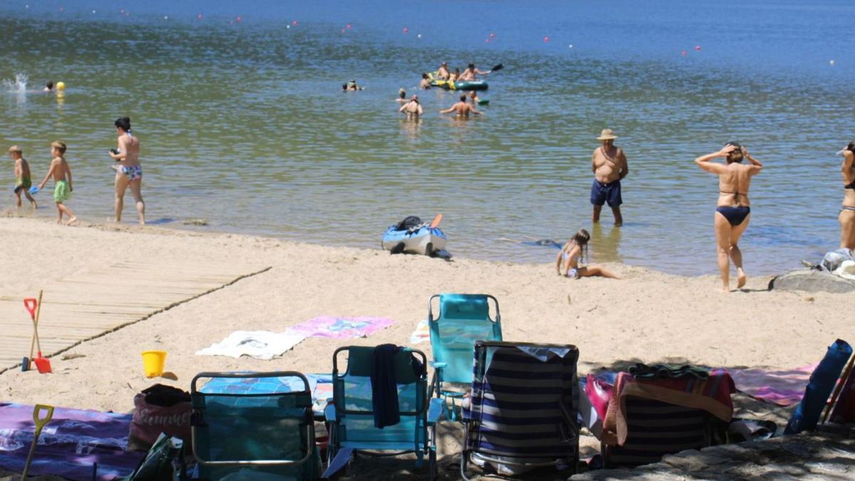 Bañistas en las playas del Lago de Sanabria | A. S. (Archivo)