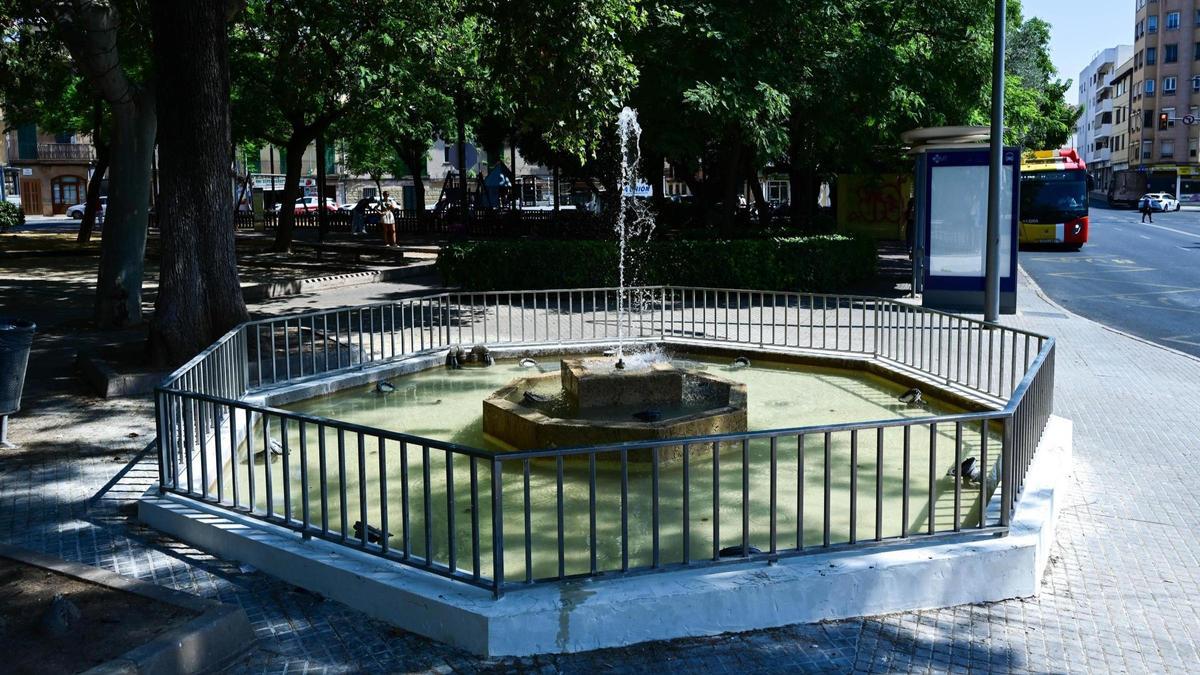 La mejora de la fuente de la plaza Progrés ha consistido en la reparación del perímetro de la instalación para garantizar su adecuada conservación y funcionamiento.
