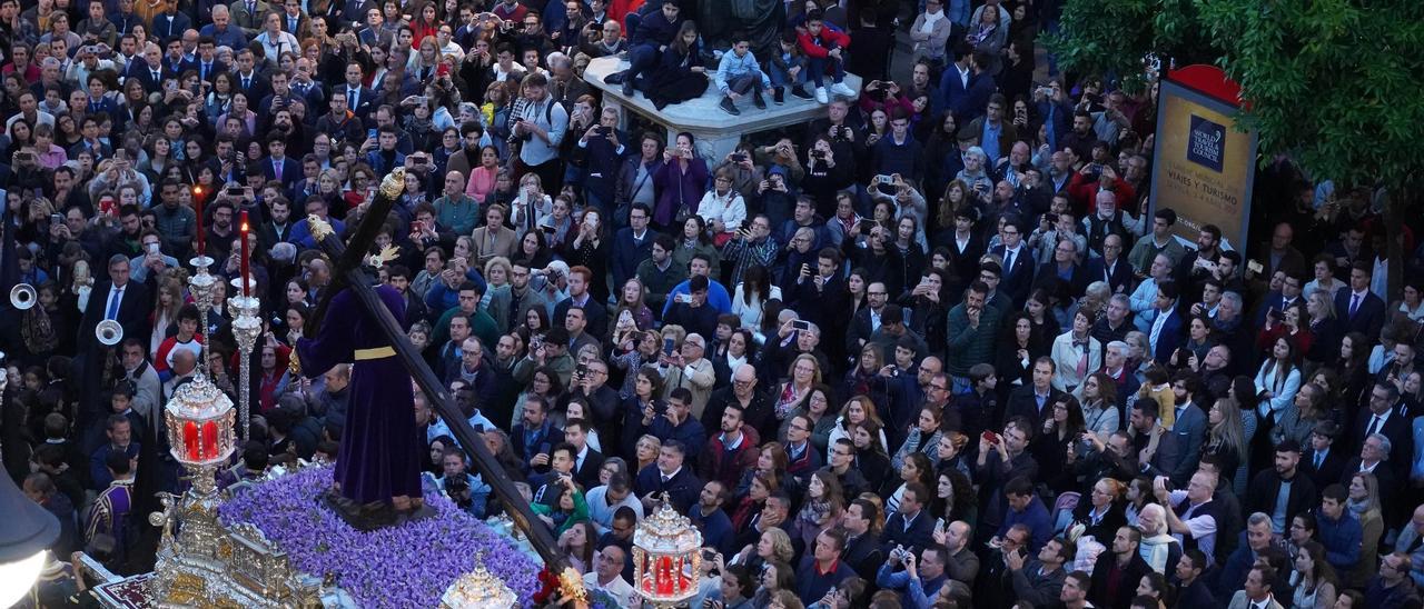 Archivo - Multitud en la Semana Santa de Sevilla de 2019
