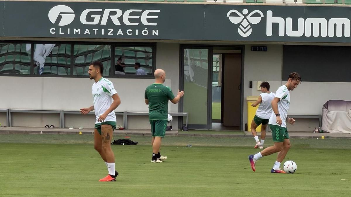 Antony no entrena, Ruibal regresa de forma parcial y Ceballos se ejercita con el grupo en la previa del Betis ante el Ceuta