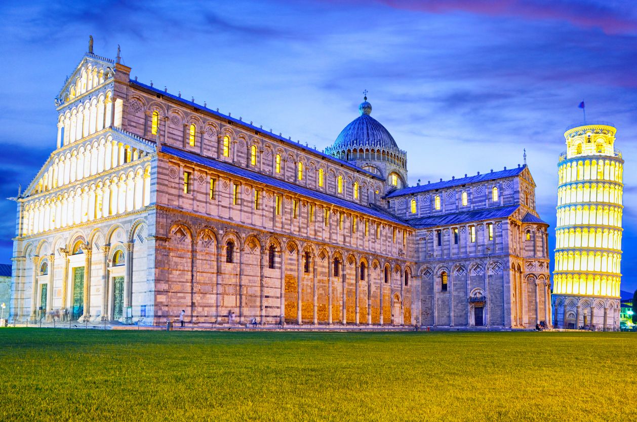 La inclinación se aprecia mejor si se tiene una visión de conjunto del Duomo de Pisa.