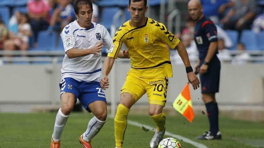 Linares, con el balón, ante Raúl Camara, en el partido disputado hace dos temporadas en el campo del Tenerife.