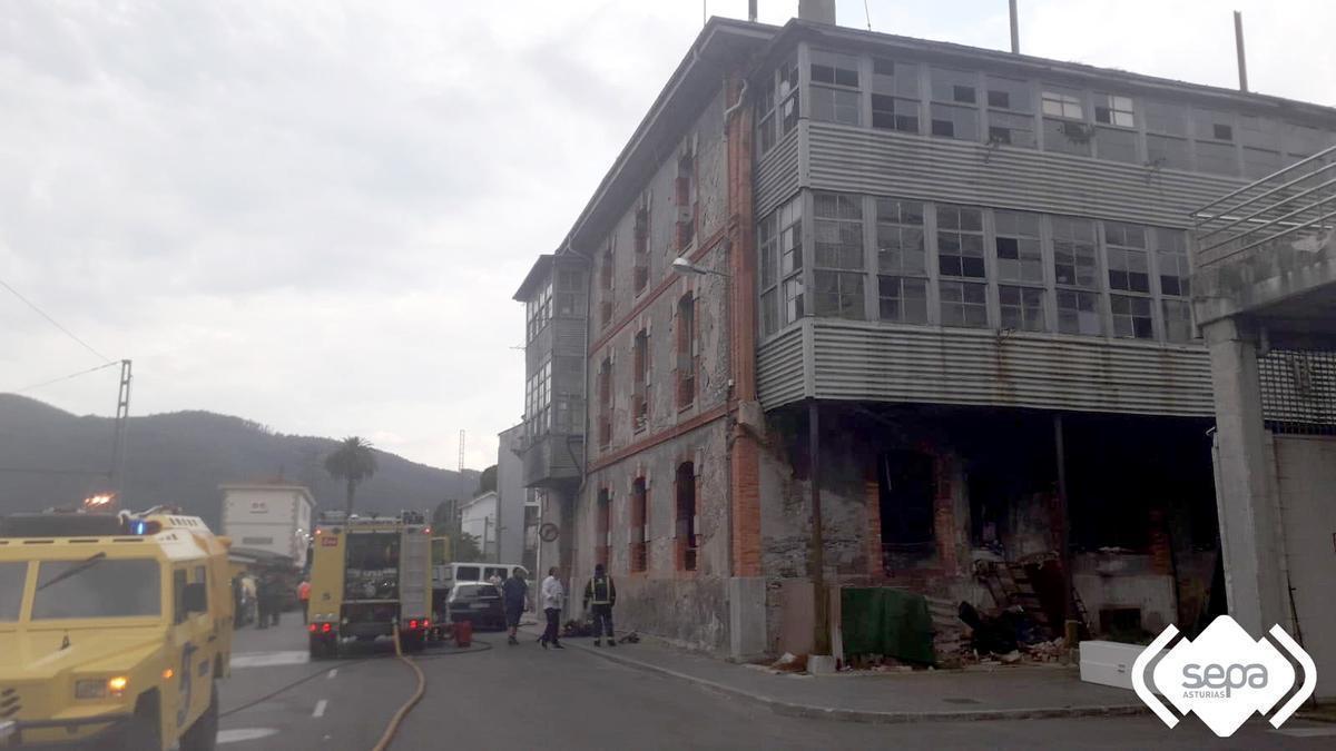 Heroica actuación de la Guardia Civil en Pravia para salvar del fuego a dos familias