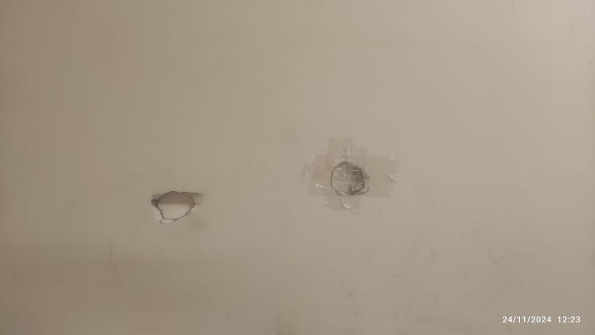 Marcas de golpes en las paredes del vestuario de Valorio