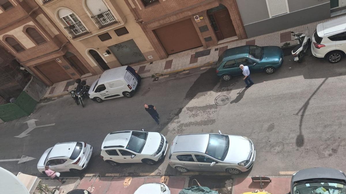 Vehículos estaciones en doble fila en la calle Zúñiga