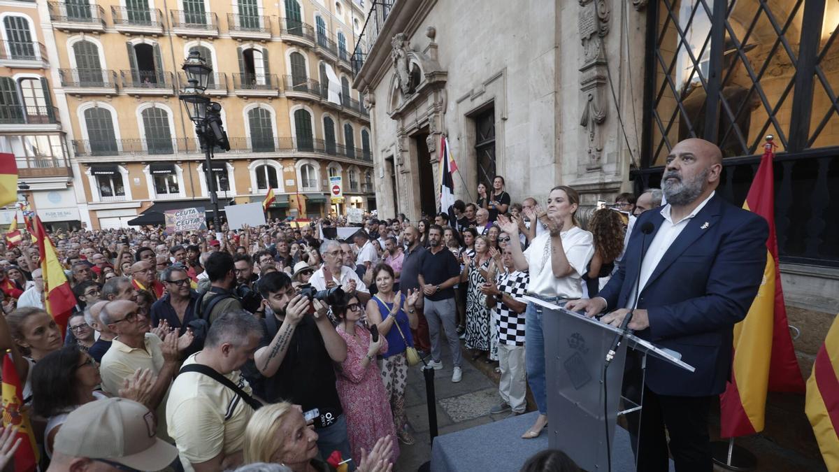 El alcalde de Palma, Jaime Martínez, durante la manifestación por Ceuta celebrada el miércoles en Cort