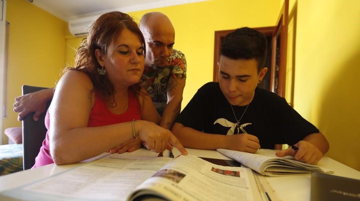 Yolanda y David con su hijo Eric, haciendo deberes.