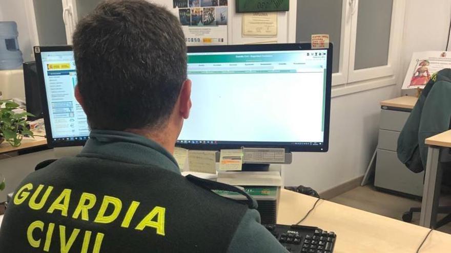 Un agente de la Guardia Civil de Huelva.