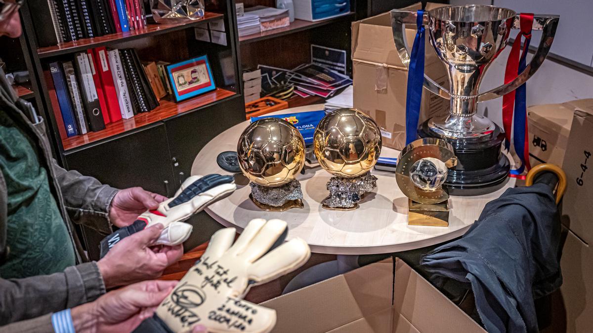 Guantes de Valdés, los Balones de Oro de Alexia y un trofeo de Liga femeninos, listos para ser empaquetados.