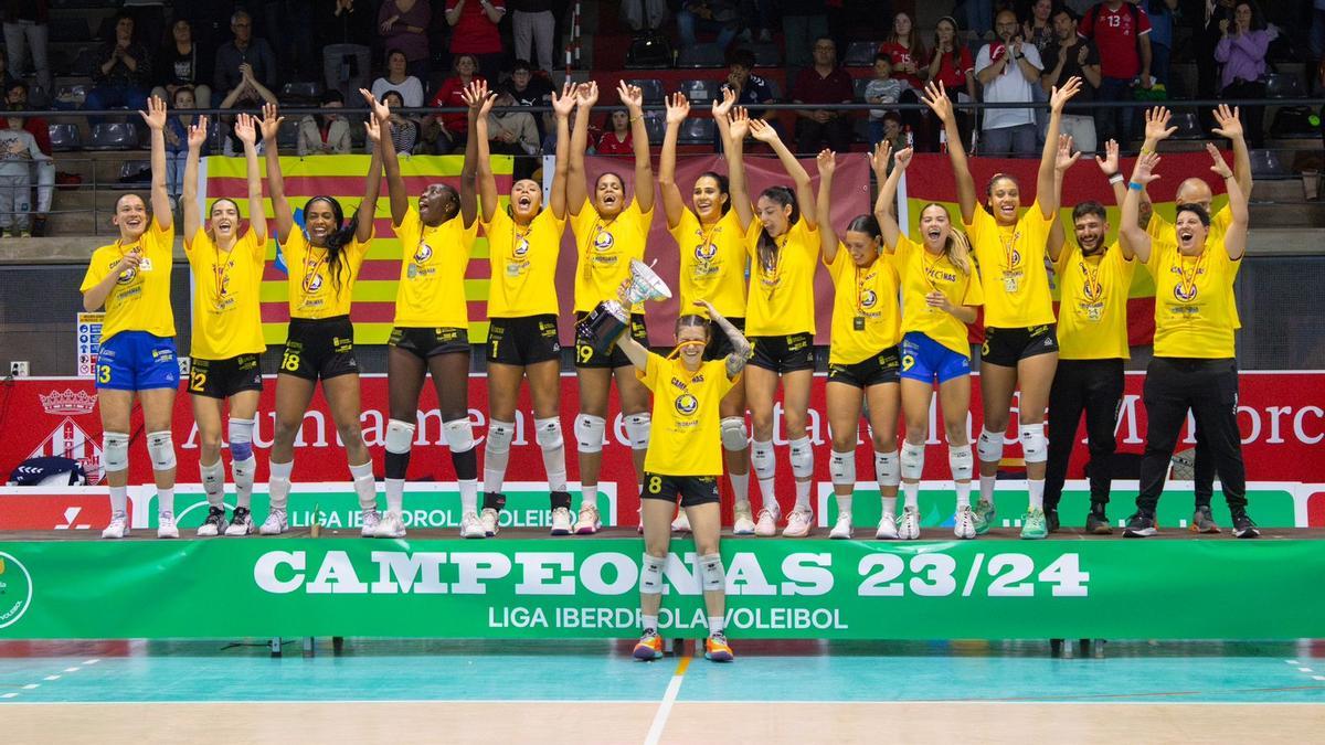 Las jugadoras del Hidramar Gran Canaria festejan su tercer título liguero.